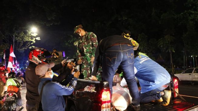 Polisi dan TNI di Bogor Bagikan Ribuan Paket Sembako