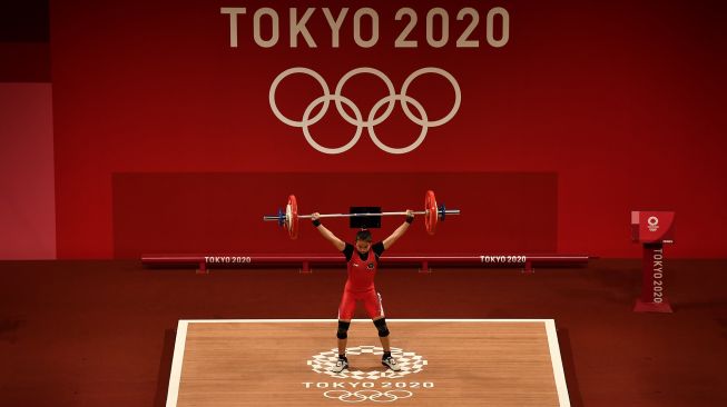 Lifter putri Indonesia Windy Cantika Aisah melakukan angkatan snatch dalam kelas 49 Kg Putri Grup A Olimpiade Tokyo 2020 di Tokyo International Forum, Tokyo, Jepang, Sabtu (24/7/2021). [ANTARA FOTO/Sigid Kurniawan]