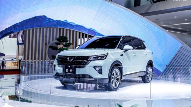 Desain mobil crossover kompak baru Wuling bocor. Kabarnya akan mirip dengan SUV Wuling Xing Chen. Foto: Wuling Xing Chen meluncur pada April 2021. [Dok General Motors]