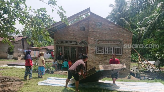 Ketakutan Lihat Angin Puting Beliung Merusak Rumahnya, Warga Sei Balai Sampai Peluk Batu