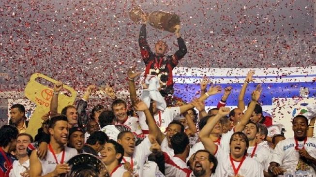 Rogerio Ceni saat mengantar Sao Paulo juara Copa Libertadores usai mengalahkan Atletico Paranaense pada 2005. (VANDERLEI ALMEIDA / AFP)