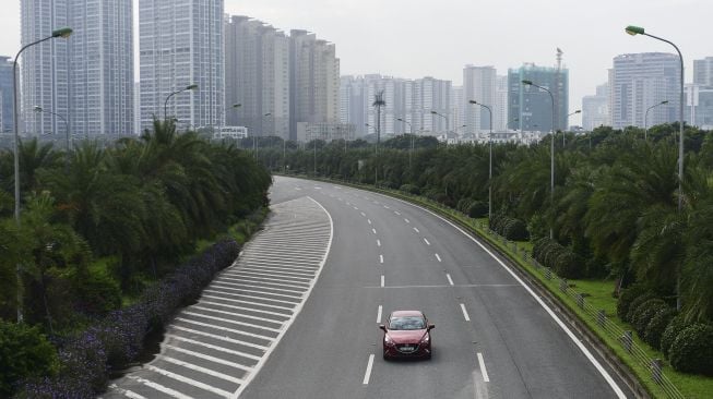 Jalan raya yang hampir kosong di Hanoi, Vietnam, Sabtu (24/7/2021). [Nhac NGUYEN / AFP]