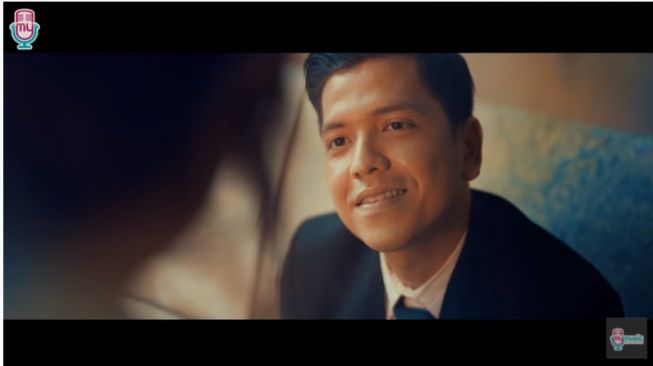 Potret mesra Glenca Chysara dan Rendi Jhon dalam video klip. [Youtube/MyMusic Records]