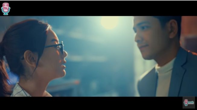 Potret mesra Glenca Chysara dan Rendi Jhon dalam video klip. [Youtube/MyMusic Records]