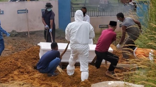 Warga Bintan mengebumikan pasien COVID-19 tanpa alat pelindung diri yang lengkap. (ANTARA/Nikolas Panama)