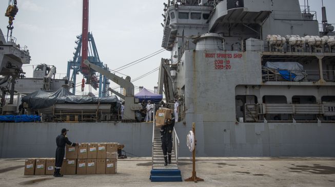 Sejumlah personel menurunkan kardus-kardus berisi konsentrator oksigen dari Kapal Angkatan Laut India (INS) Airawat di Pelabuhan Tanjung Priok, Jakarta, Sabtu (24/7/2021). [ANTARA FOTO/Aditya Pradana Putra]