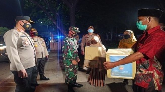 Patroli Skala Besar, Polresta Bagikan 500 Paket Sembako untuk Warga Terdamp