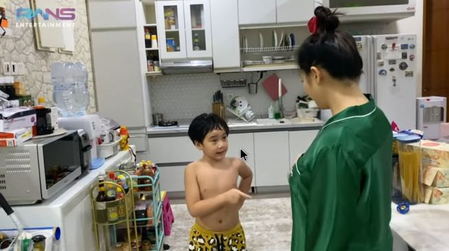 Potret Nagita Slavina cukur rambur Rafathar. (YouTube/Rans Entertainment)