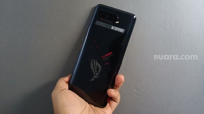 Asus ROG Phone 5 tampak belakang dengan case [Suara.com/Dicky Prastya].