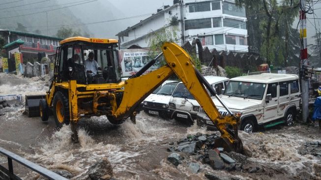 Penampakan mengerikan banjir di India yang terjadi pada 12 Juli 2021. (Foto: AFP)