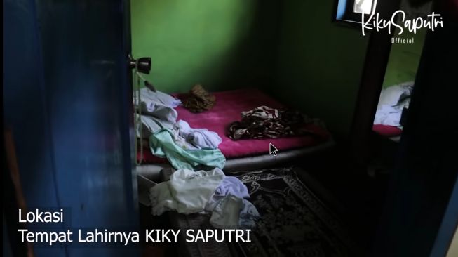 Potret rumah Kiky Saputri di Garut. (YouTube/Kiky Saputri Official)