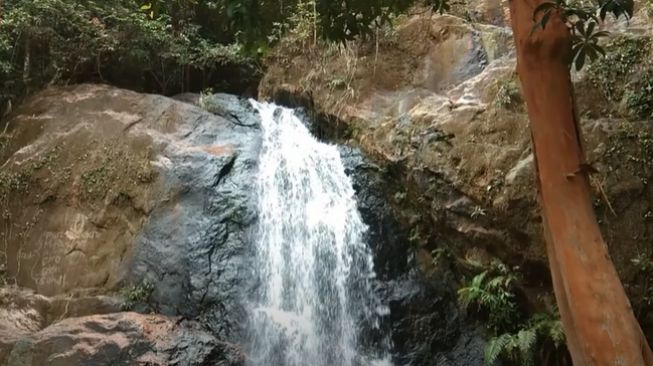 Air Terjun Batang Arang, tempat wisata Ketapang, Kalimantan Barat. (YouTube/Tiusman Official)