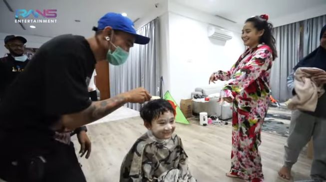 Potret Nagita Slavina cukur rambur Rafathar. (YouTube/Rans Entertainment)