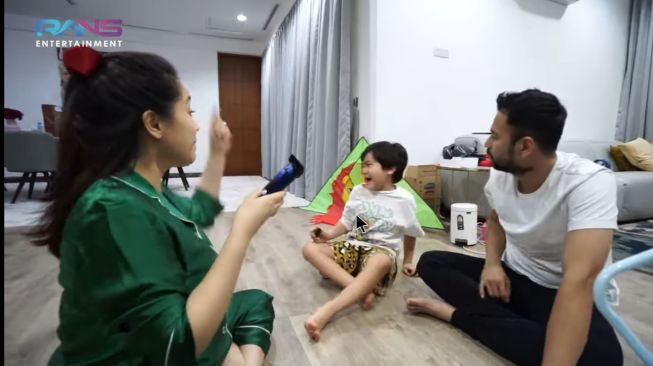 Potret Nagita Slavina cukur rambur Rafathar. (YouTube/Rans Entertainment)