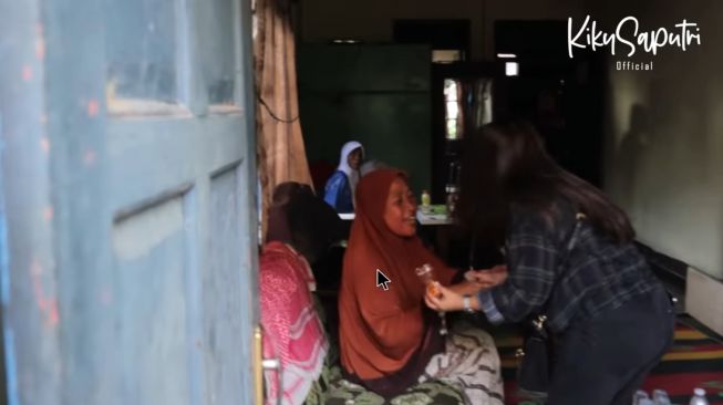 Potret rumah Kiky Saputri di Garut. (YouTube/Kiky Saputri Official)