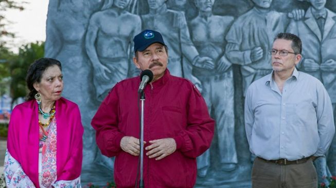 Presiden Nikaragua Daniel Ortega (tengah) bersama Wapres Rosario Murillo (kiri). (Foto: AFP)