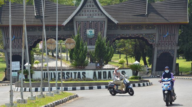 Pengendara melintas di depan gerbang Kampus Universitas Andalas (Unand), Padang, Sumatera Barat, Minggu (25/7/2021).  ANTARA FOTO/Iggoy el Fitra
