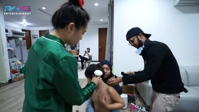 Potret Nagita Slavina cukur rambur Rafathar. (YouTube/Rans Entertainment)