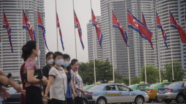 Sejumlah warga melintas di jalanan di Ibu Kota Pyongyang Korea Utara. (Foto: AFP)