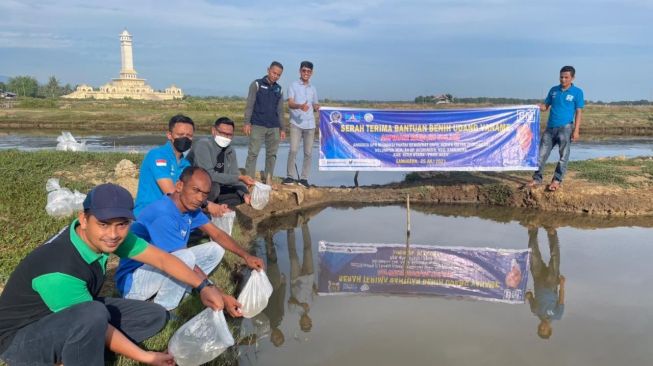 Geupeubut Bagikan Benih Udang Aspirasi Muslim DPR RI kepada Kelompok 