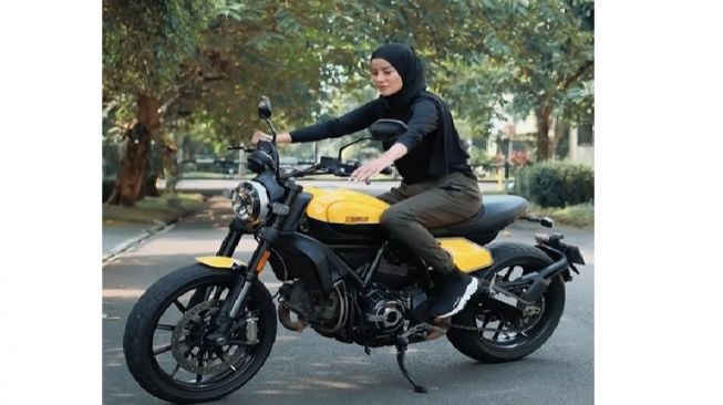 Olla Ramlan naik moge Ducati bikin publik terkesima (Instagram)