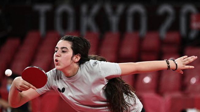 Petenis meja Suriah Hend Zaza mengembalikan pukulan Liu Jia dari Austria selama pertandingan babak penyisihan tunggal tenis meja putri di Olimpiade 2020, Tokyo, Jepang, Sabtu (24/7). [AFP]