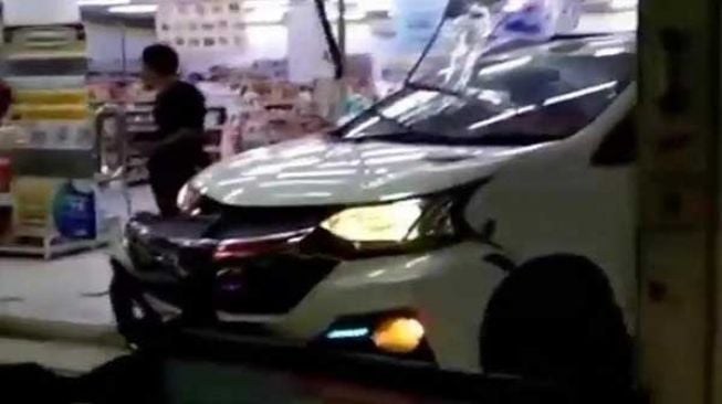 Rekaman Mobil Terobos Minimarket di Pekanbaru, Ini Kata Polisi