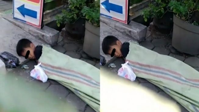 Viral Bocah Tidur Berselimut Karung di Pinggir Jalan, Kondisinya Bikin Publik Iba