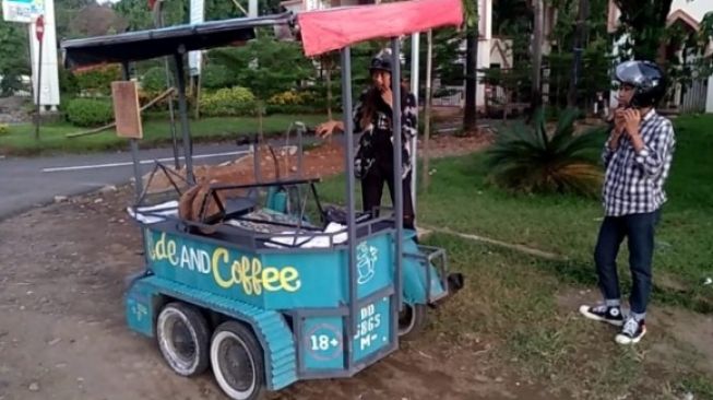 Tetap Kreatif di Tengah Pandemi, Pemuda Gowa Jadikan Vespa Warung Kopi Keliling