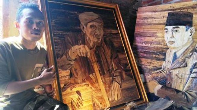 Keren! Seniman Asal Demak, Lukis Soekarno dan KH Maimoen Zoebair dengan Pelepah Pisang