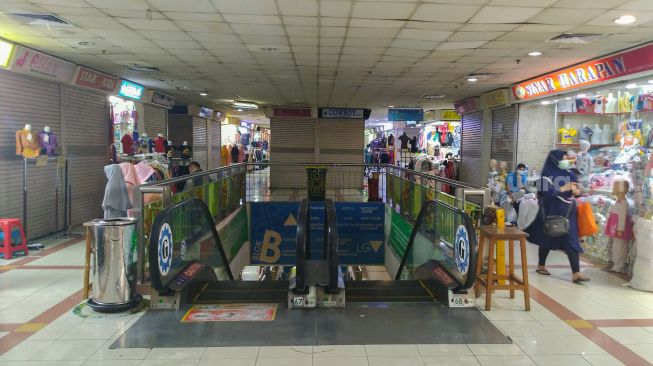 Suasana di Blok B Pasar Tanah Abang, Jakarta Pusat, Senin (26/7/2021). [Suara.com/Alfian Winanto]