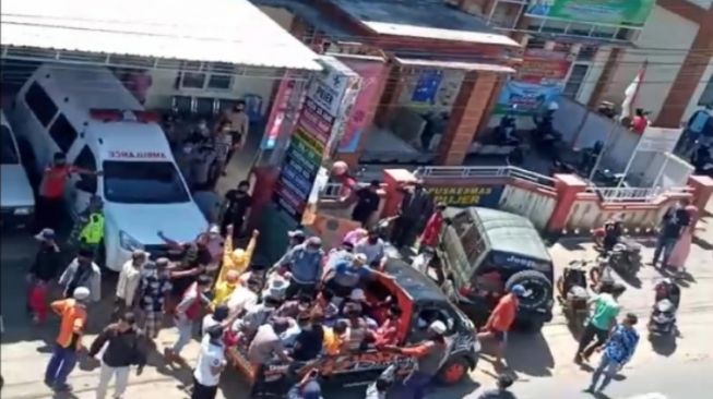 Viral Lagi, Warga Bondowoso Ambil Paksa Jenazah Covid di Puskesmas Lawan Polisi dan TNI