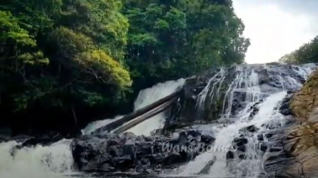 Air Terjun Riam Pangar, wisata Bengkayang, Kalimantan Barat. (YouTube/Wang Borneo)