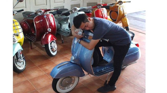 Crazy Rich Surabaya Andreas Stanley lelang Vespa kesayangan untuk bantu para korban covid-19 (Instagram)