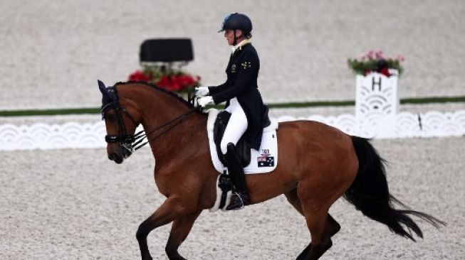 Mary Hanna, atlet berkuda tertua asal Australia di Olimpiade Tokyo. (BEHROUZ MEHRI / AFP)