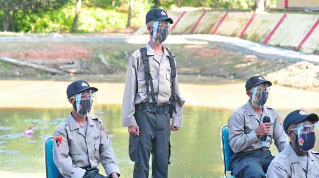 Tiga warga Suku Anak Dalam (SAD) atau Orang Rimba, Perbal (kiri), Seri (tengah), dan Jeni (kedua kanan) saat sesi diskusi dengan Kapolda Jambi Irjen Pol. Rachmad Wibowo usai seremonial pembukaan Pendidikan dan Pembentukan Bintara Polri T.A 2021 di Sekolah Polisi Negara (SPN) Polda Jambi di Muarojambi, Jambi, Senin (26/7/2021). ANTARA FOTO/Wahdi Septiawan