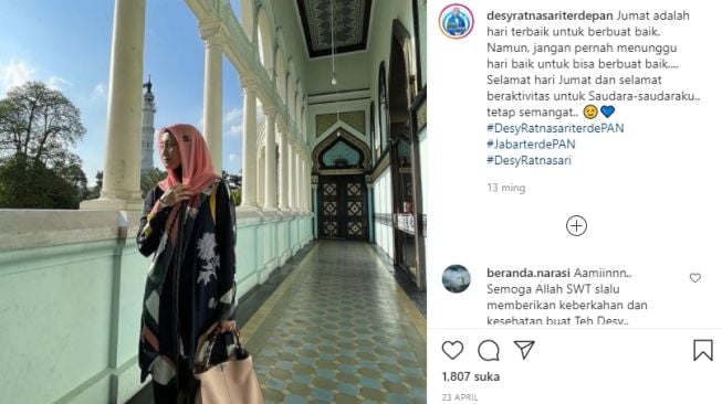 Gaya artis anggota DPR saat ngantor [Instagram]