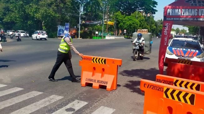 Satlantas Polres Kudus, Jawa Tengah mulai membuka sejumlah titik penyekatan, Senin (26/7/2021). [Antara/HO-Humas Polres Kudus]