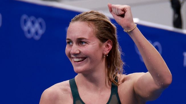 Perenang Australia Ariarne Titmus merayakan sukses merebut medali emas 400m gaya bebas putri Olimpiade Tokyo 2020 di Tokyo Aquatics Centre di Tokyo, Jepang, Senin (26/7/2021). [AFP]