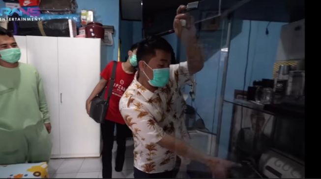 Potret kos-kosan asisten Raffi Ahmad. [Youtube/RANS Entertainment]