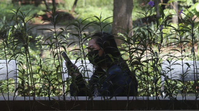 Warga mengantre untuk mendapat vaksinasi COVID-19 di Universitas Nasional, Jakarta, Senin (26/7/2021). [Suara.com/Angga Budhiyanto]