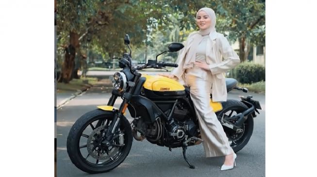 Olla Ramlan naik moge Ducati bikin publik terkesima (Instagram)