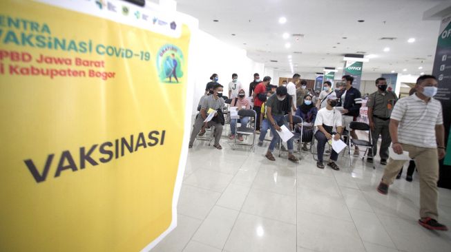 Sejumlah warga antre untuk mengikuti vaksinasi massal COVID-19 di Cibinong Square, Kabupaten Bogor, Jawa Barat, Senin (26/7/2021).  ANTARA FOTO/Yulius Satria WIijaya