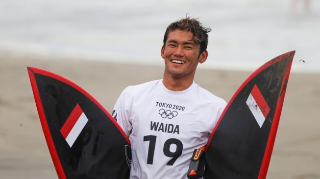 Peselancar putra Indonesia, Rio Waida harus terhenti di putaran ketiga atau babak 16 besar Olimpiade Tokyo setelah kalah dari wakil tuan rumah Kanoa Igarashi di Tsurigasaki Surfing Beach, Senin (26/7/2021). [Dok. NOC Indonesia]