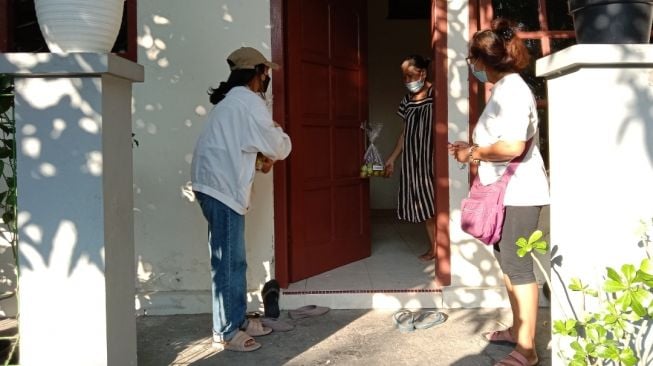 Angkat Topi! Bantu Warga Isoman, Mahasiswa Rantau Bagikan Paket Buah-buahan