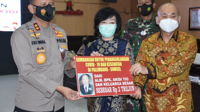 Alm Akidi Tio yang menyerahkan bantuan penanganan COVID 19 Rp2 Triliun