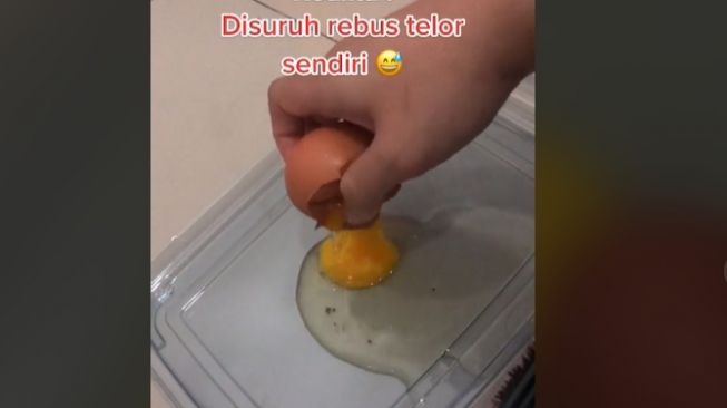 Beli nasi uduk via ojol dapat telur mentah. (TikTok)