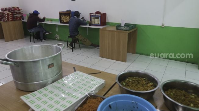 Cara Lucu Tapi Jitu Mengakali Aturan Makan di Tempat Cuma 20 Menit saat PPKM