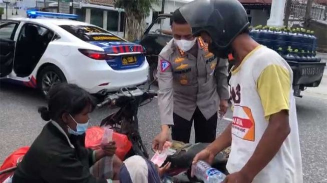 Viral Aksi Polisi Riau Beri Uang ke Keluarga Pemulung di Pinggir Jalan