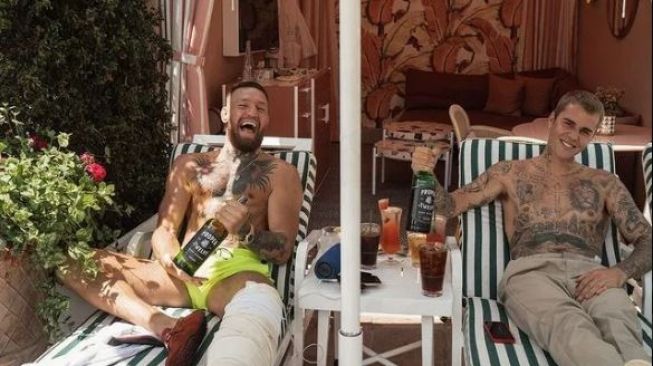 Kaki Berbalut Perban, Conor McGregor Pamer Minum Whisky Bareng Justin Bieber